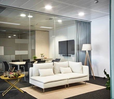 Moderna oficina amueblada en alquiler en Carrer de Llull 321, Barcelona @22, ideal para alquilar una oficina con espacios de trabajo funcionales y cómodos.