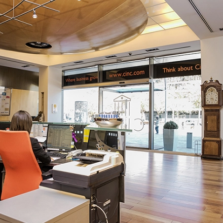 Moderna recepción en Carrer de Llull 321, Barcelona @22, ideal para alquilar oficinas, destacando la amplitud y luz natural.