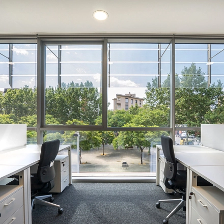 Espacio de alquiler de oficinas en Carrer de Llull 321, Barcelona @22, con amplias ventanas que ofrecen vista a la ciudad y mobiliario moderno.