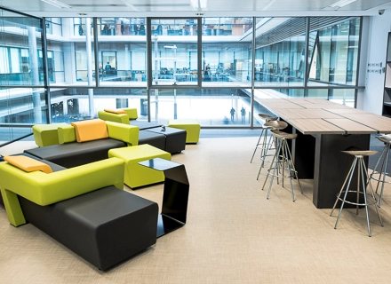 Moderno espacio de trabajo amueblado en alquiler en Carrer de Llull 321, Barcelona @22, con cómodos sofás y mesas altas para reuniones informales.