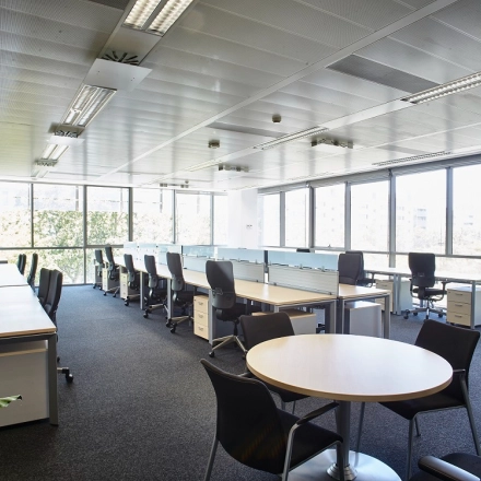 Espacio de oficinas en alquiler en Carrer de Llull 321, Barcelona @22, con mobiliario moderno y vistas urbanas. Ideal para alquilar una oficina en un entorno profesional.