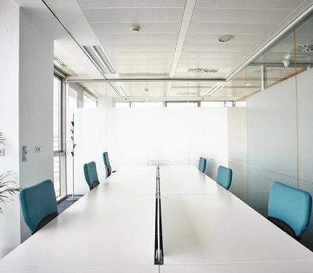 Moderna oficina en Carrer de Llull 321, Barcelona, ideal para el alquiler de oficinas con espacios de trabajo luminosos y compartidos.