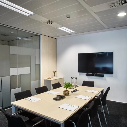 Moderna sala de reuniones amueblada en una oficina de alquiler en Carrer de Llull 321, Barcelona @22, equipada con mesa de conferencia y sillas, ideal para alquilar una oficina profesional.