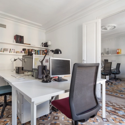 Espacio diáfano para alquilar una oficina en Rambla de Catalunya 125, Barcelona Eixample, con mesas de trabajo y sillas ergonómicas.