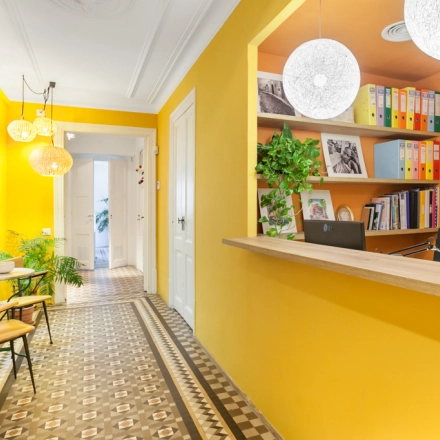 Espacio luminoso para alquiler de oficinas en Rambla de Catalunya 125, Barcelona Eixample, con mostrador de recepción y decoración acogedora.