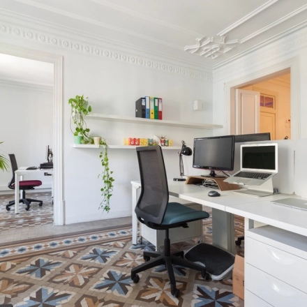Oficina luminosa en alquiler de oficinas en Rambla de Catalunya 125, Barcelona Eixample, equipada con escritorios modernos y decoración elegante.