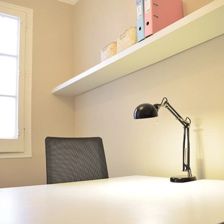 Oficina luminosa con escritorio blanco y silla ergonómica en alquiler de oficinas en Rambla de Catalunya, Barcelona Eixample