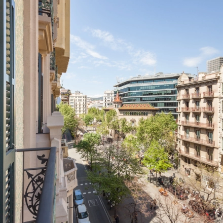 Vista desde las ventanas de una oficina en alquiler en Rambla de Catalunya 125, Eixample, Barcelona, con árboles y edificios alrededor.