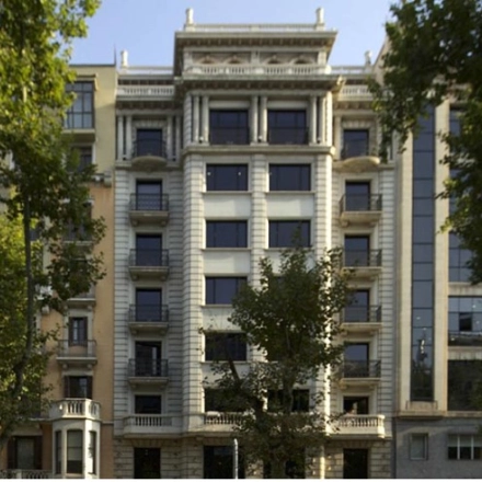 Edificio de oficinas para alquilar en Avinguda Diagonal 458, Barcelona Gràcia, con una fachada clásica y árboles al frente.
