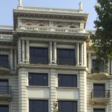 Fachada de un edificio en Avinguda Diagonal 458, Barcelona, ideal para el alquiler de oficinas.