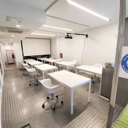 Espacio de oficina en Carrer Albigesos 25-27, Barcelona Gràcia con mesas blancas y sillas ergonómicas, ideal para alquilar una oficina.