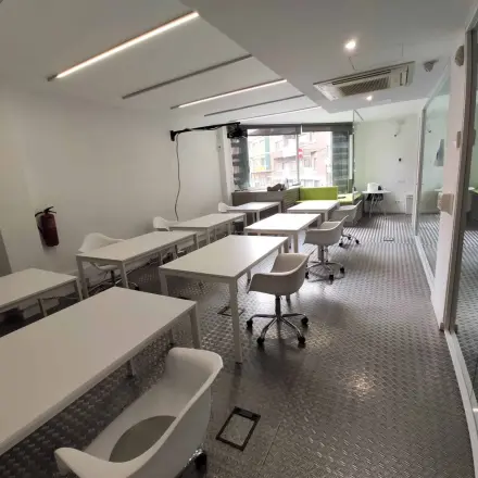 Espacio de oficina en Carrer Albigesos 25-27, Barcelona Gràcia, ideal para alquilar una oficina, con mobiliario moderno, amplias ventanas y mesas de trabajo organizadas en fila.