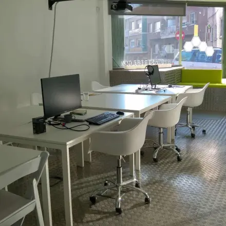 Espacio de oficina en alquiler en Carrer Albigesos 25-27, Barcelona Gràcia, con mesas y sillas modernas bajo luz natural.