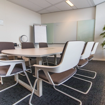 Espacio de reunión en oficina en alquiler en Calle de Méndez Álvaro 20, Madrid Arganzuela, con mesa redonda y sillas modernas.