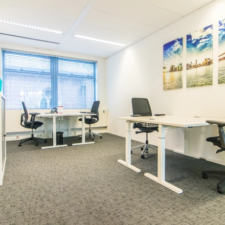 Espacio de alquiler de oficinas en Calle de Méndez Álvaro 20, Madrid Arganzuela, con dos escritorios, sillas y decoración moderna.
