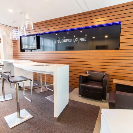 Moderna área de lounge en oficina de alquiler en Calle de Méndez Álvaro 20, Madrid Arganzuela, con asientos cómodos y televisor para reuniones informales.