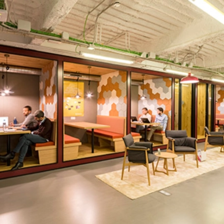Oficina moderna en Manzanares 4, Madrid Centro, con áreas de trabajo colaborativo y decoración contemporánea, ideal para alquilar una oficina cómoda y funcional.