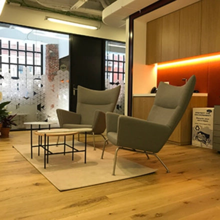 Espacio de oficina amueblado en Manzanares 4, Madrid Centro, ideal para alquiler de oficinas, con cómodos asientos y decoración moderna.