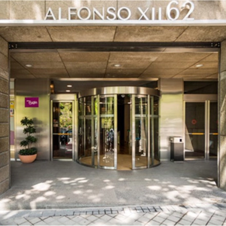 Entrada principal para alquilar una oficina en Calle de Alfonso XII 62, Madrid Retiro, con puerta giratoria y fachada elegante.