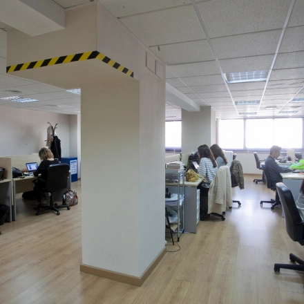 Oficina en Calle Lagasca 95, Madrid Salamanca, con empleados trabajando en sus escritorios. Espacio para alquilar una oficina con luz natural y suelo de madera.