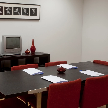 Espacio de oficina en Calle Lagasca 95, Madrid Salamanca con mesa de reuniones y sillas. Equipado para alquiler de oficinas.