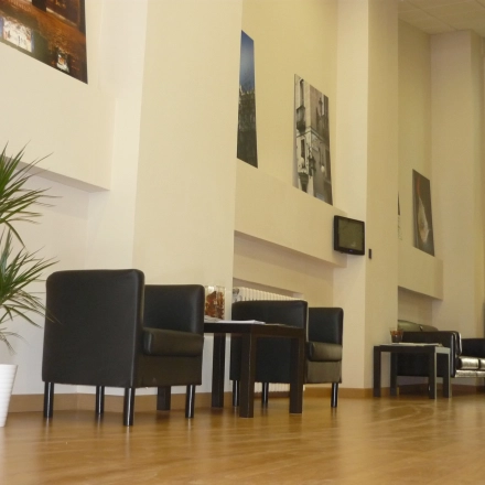 Espacio de oficina amueblado en alquiler en Calle Lagasca 95, Madrid Salamanca, con asientos cómodos y decoración moderna.