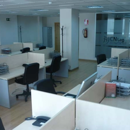 Espacio de trabajo compartido en alquiler de oficinas ubicado en Calle Lagasca 95, Madrid Salamanca, con escritorios y sillas ergonómicas.