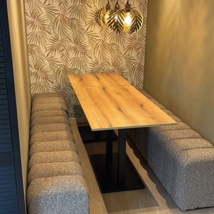 Stijlvolle kantoorruimte huren op Hollandse Kade 38 in Abcoude met comfortabele zitbanken en houten tafel onder stijlvolle hanglampen.