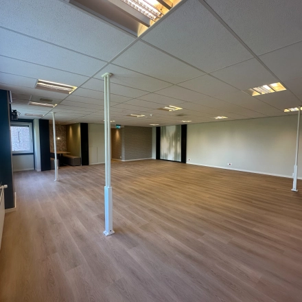 Ongemeubileerd kantoor in het kantoorpand op Hollandse Kade 38, Abcoude met houten vloer en verlicht door plafondlampen, geschikt voor kantoorruimte huren.