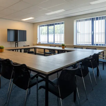Kantoorruimte te huur in het kantoorpand op Bedrijvenpark Twente 305, Almelo. Grote, lichte ruimte met meerdere tafels en stoelen, geschikt voor vergaderingen of groepswerk. Ideaal voor bedrijven die kantoren willen huren.