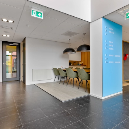 Kantoorpand op Jool Hulstraat 2-14 in Almere Stad met moderne inrichting en vergadertafel. Geschikt voor wie kantoorruimte wil huren.