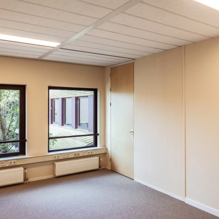 Kantoorruimte te huur op Jool Hulstraat 2-14, Almere Stad. Licht interieur met twee grote ramen en neutrale muren, ideaal voor een rustige werkomgeving.