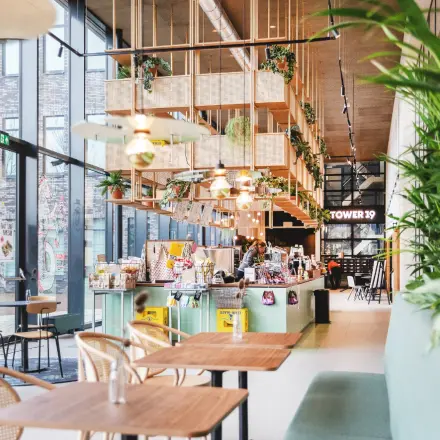 Moderne kantoorruimte huren in kantoorpand op Landdrostdreef 124, Almere Stad. Gemeubileerd met stijlvol interieur en diverse werkplekken. Grote ramen zorgen voor veel lichtinval.