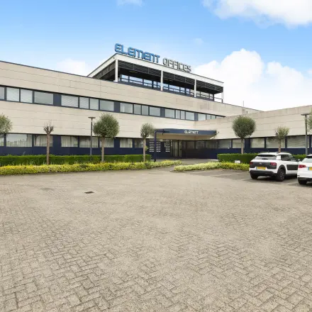 Voorzijde van het kantoorpand op Markerkant 1310, Almere Stad, met parkeerplaatsen en verzorgde omgeving. Ideale locatie om kantoorruimte te huren.