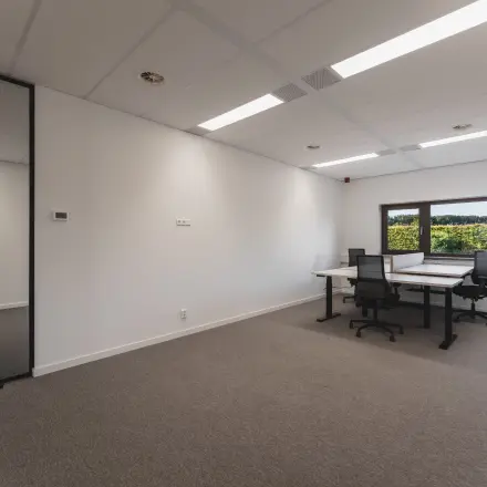 Lichte kantoorruimte op Veluwezoom 15, Almere Stad met kantoormeubilair en een groot raam met uitzicht. Ideaal voor kantoorruimte huren.