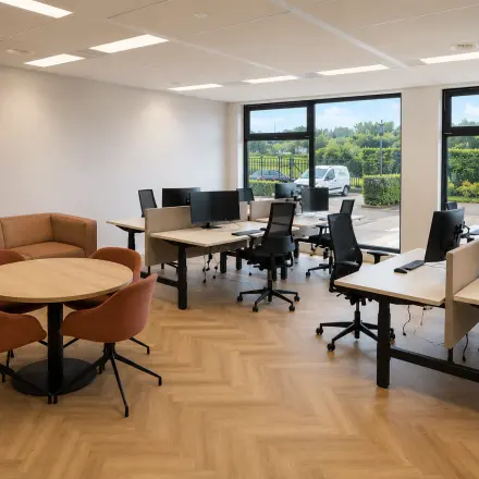 Kantoorruimte te huur op Veluwezoom 15 in Almere Stad met moderne werkplekken, natuurlijke lichtinval en comfortabele zitplekken.