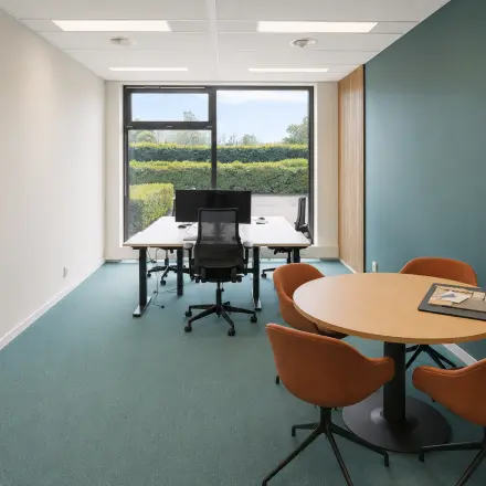 Moderne kantoorruimte huren in Almere Stad met grote ramen, groen uitzicht en stijlvolle meubels op Veluwezoom 15.
