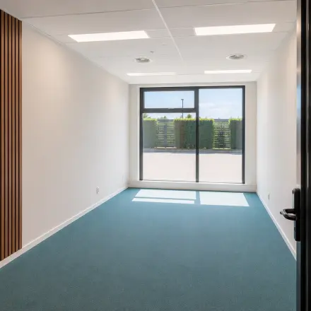 Lichte kantoorruimte met glazen deur en groot raam in kantoorpand aan Veluwezoom 15, Almere Stad. Ideaal voor wie kantoorruimte wil huren. Ontvang daglicht en uitzicht op buitenruimte.