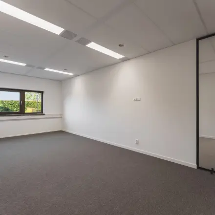 Lege kantoorruimte aan Veluwezoom 15, Almere Stad, met tapijtvloer, wit plafond en ramen met uitzicht op groen. Ideaal voor kantoorruimte huren en aanpasbaar naar bedrijfsbehoeften.