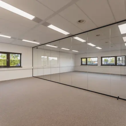 Leeg kantoorpand op Veluwezoom 15, Almere Stad, met lichte muren en veel natuurlijk licht. Groene omgeving buiten biedt rustige sfeer voor kantoorruimte huren.