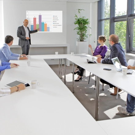 Moderne vergaderruimte in Alphen aan den Rijn waar professionals een presentatie bijwonen. Deze kantoorruimte biedt een inspirerende omgeving voor zakelijke bijeenkomsten en is beschikbaar voor huur.