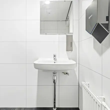 Bekijk de strakke uitstraling van het sanitair in dit kantoorpand op Maanlander 43, Amersfoort Calveen. Ideaal als onderdeel van jouw toekomstige kantoorruimte huren.