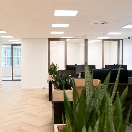 Moderne kantoorruimte in Amersfoort Calveen met open vloerplan en veel natuurlijke lichtinval. Geschikt voor bedrijven die kantoorruimte willen huren op Maanlander 43.