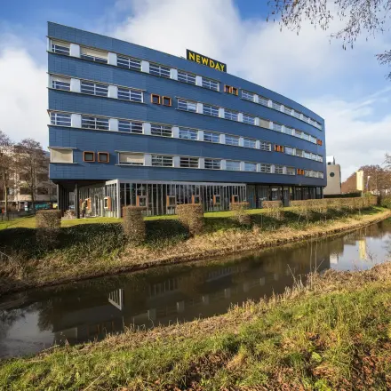 Exterieur van een modern kantoorpand op Maanlander 47 in Amersfoort Calveen, ideaal voor kantoorruimte huren met unieke architectuur en rustige omgeving.