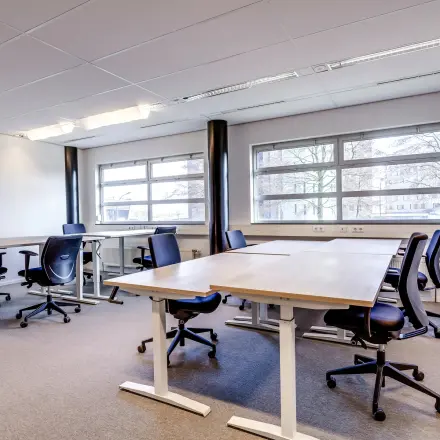 Moderne kantoorruimte huren in Amersfoort Calveen op Maanlander 47, ingericht met ruime bureaus en ergonomische stoelen, ideaal voor productief werken.