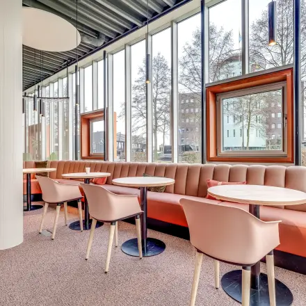Moderne en lichte kantoorruimte te huur met comfortabele zitplekken en grote ramen op Maanlander 47 in Amersfoort Calveen.
