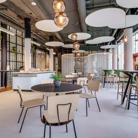 Moderne, lichte kantoorruimte huren bij kantoorpand op Maanlander 47, Amersfoort Calveen. Interieur met stijlvolle meubels, hoge plafonds, en veel natuurlijk licht. Geschikt voor diverse zakelijke activiteiten.