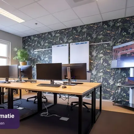 Moderne kantoorruimte te huur op Stationsplein 49 in Amersfoort Centraal Station. Stijlvol ingericht met werkplekken, monitoren en aantrekkelijk behang. Geschikt voor zakelijke activiteiten met 1-6 werkplekken.