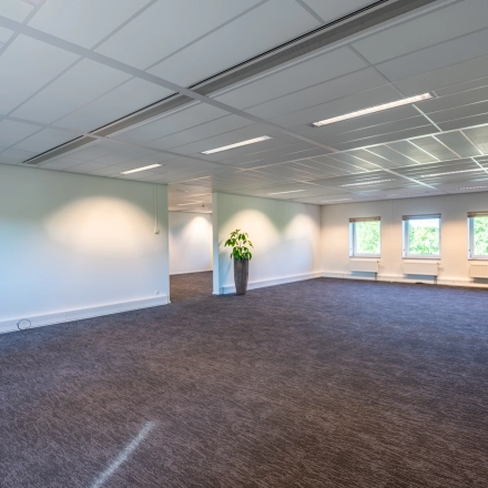 Ruime, lichte kantoorruimte met tapijtvloer en veel natuurlijk licht, ideaal voor huur in Amersfoort. Open indeling biedt veelzijdige mogelijkheden voor kantooractiviteiten. Gelegen op de Stadsring 115 in Amersfoort Centrum.