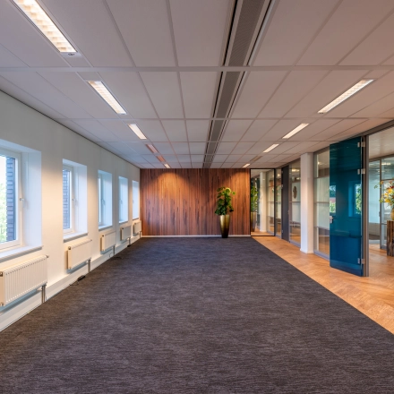 Kantoorruimte huren op Stadsring 115 in Amersfoort Centrum met moderne afwerking, glazen wanden en natuurlijke lichtinval, ideaal voor flexibel werk. Ruime vloeroppervlakte biedt mogelijkheden voor diverse kantooropstellingen. Houten en tapijt combin